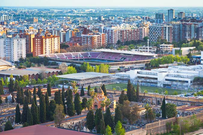 Barcelona: Cementiri de Les Corts, Mini Estadi de F.C. Barcelona. Al fondo, Hospitalet y El Prat de Llobregat