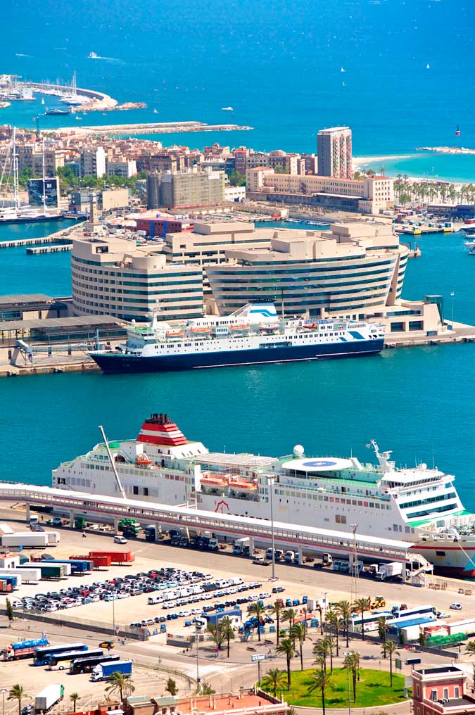 Panorámica Crucero en Puerto de Barcelona, World Trade Center, Port Olimpic y Playa de la Barceloneta.